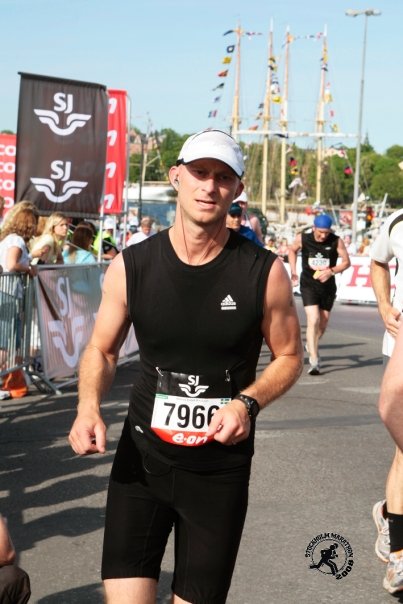 Mathias i mål på Stockholm Marathon