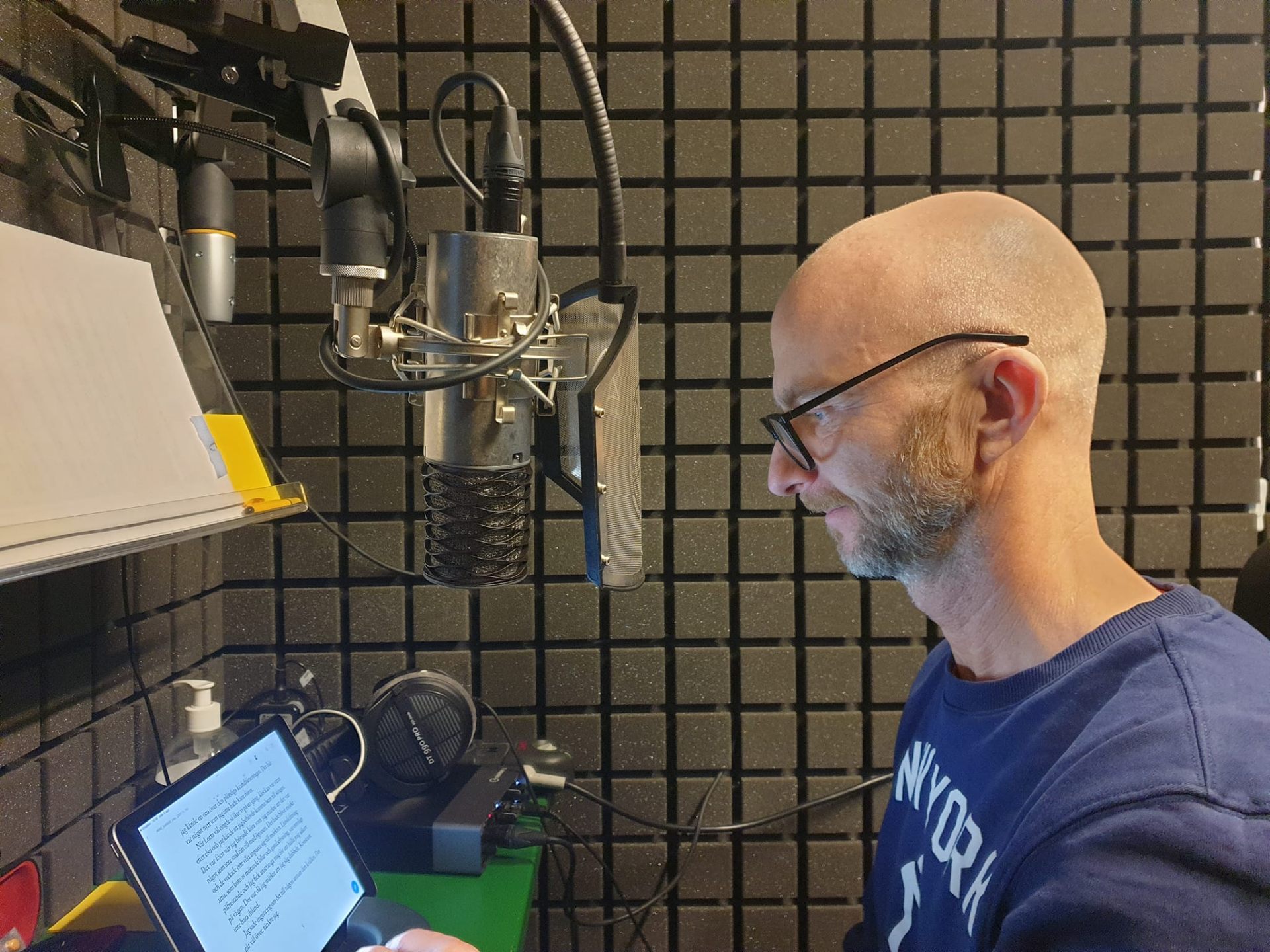 Mathias spelar in ljudboken En på 500 i studio